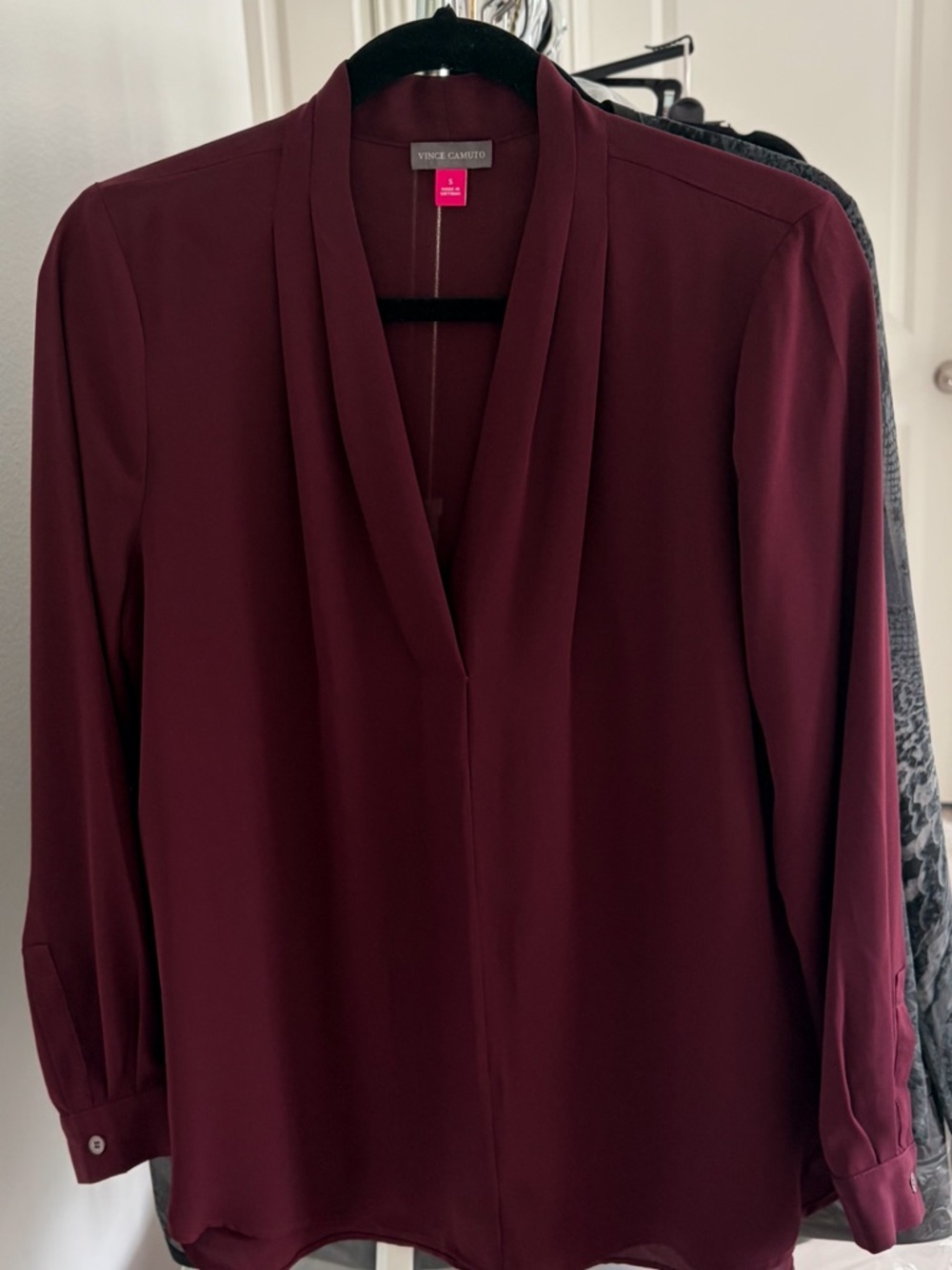 NWOT Vince Camuto Women's Burgundy V-Neck Blouse Small